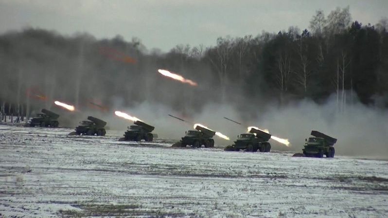 Poměřování svalů: vojenská vozidla USA dorazila do Polska, Rusové cvičí v Bělorusku